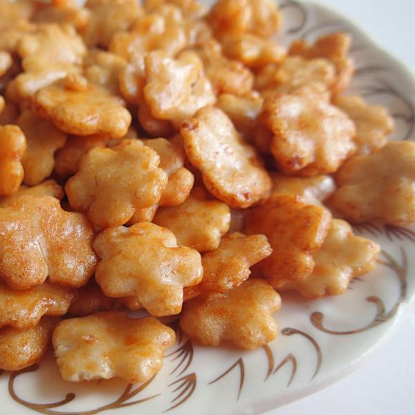 Biscoitos ocasionais deliciosos salgados importados japoneses do arroz do petisco