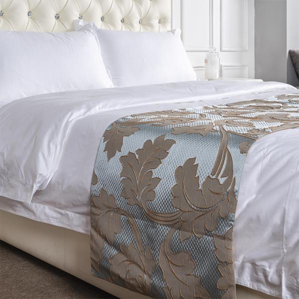 Polyester Jacquard Hotel King Size Bed Runner With Cushion Covers