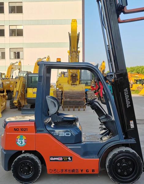 Toyota 8F 30 diesel 3 tonnes de seconde main avec le changement latéral et le mât du conteneur