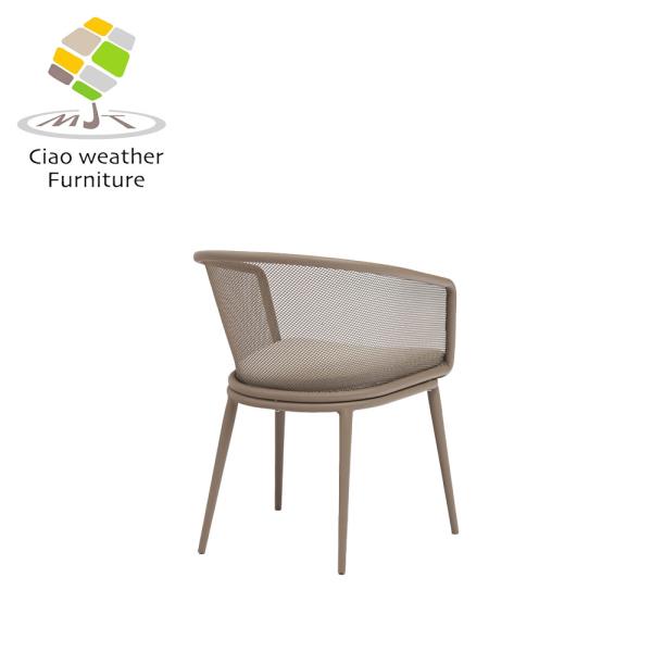 Chaise de salle à manger en métal de fer pour des sièges extérieurs colorés dans un restaurant moderne
