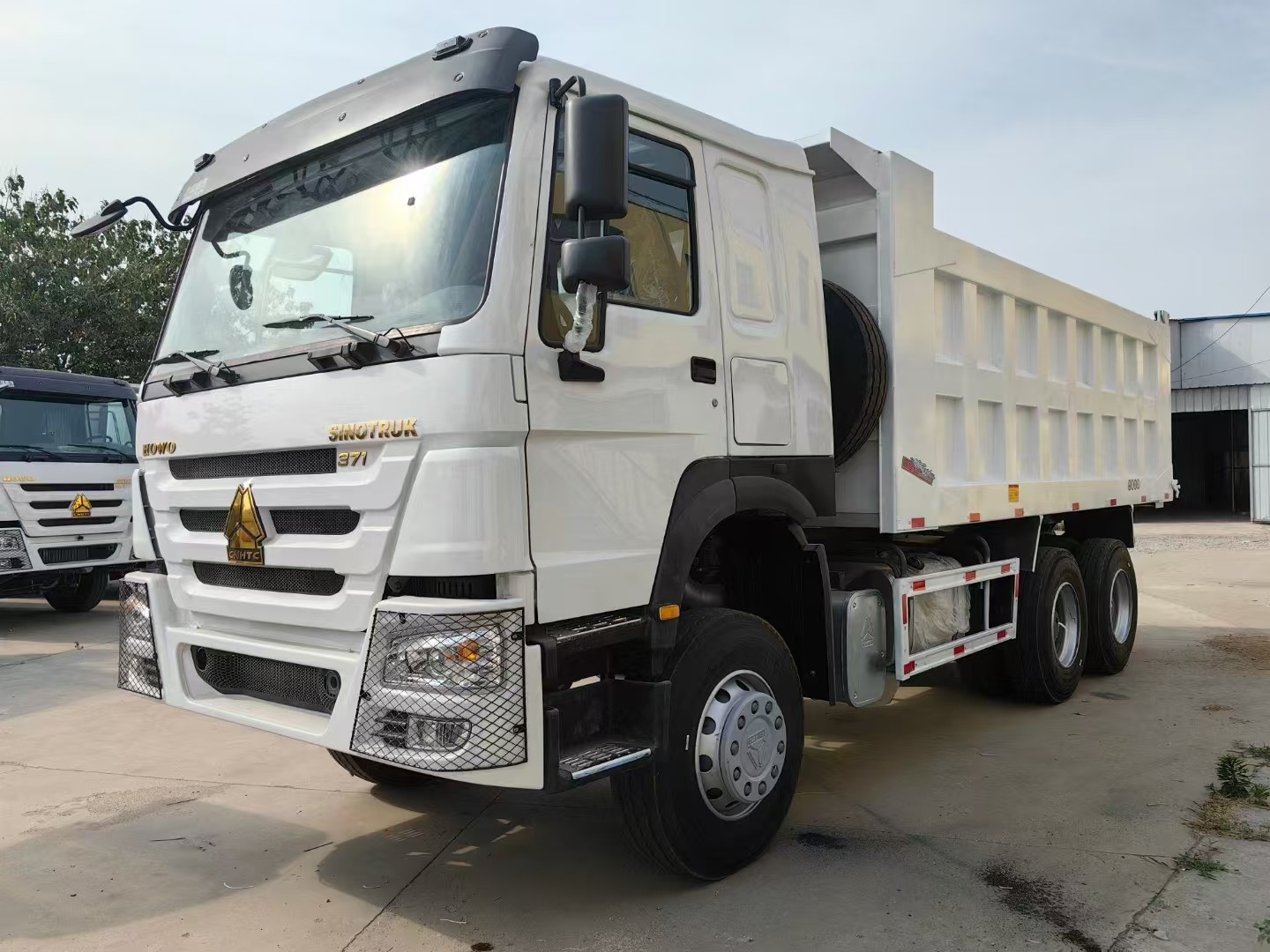 Десантное грузовик SNIO HOWO371