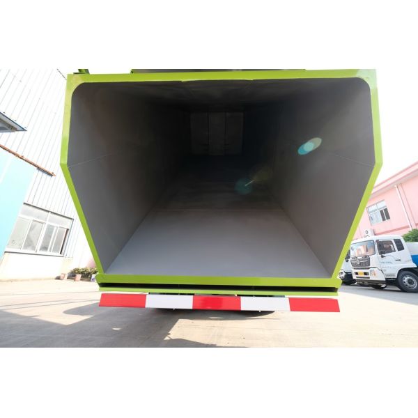 High-Capacity Municipal Waste Collection Docking Sanitation Truck