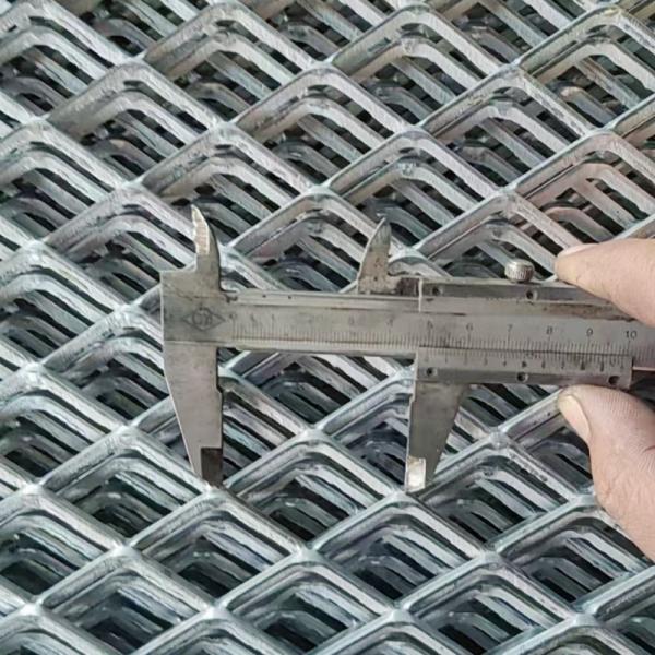 Heavy Duty Galvanized Steel Expanded Metal Sheet For Floors Corridors Stairstep Fence