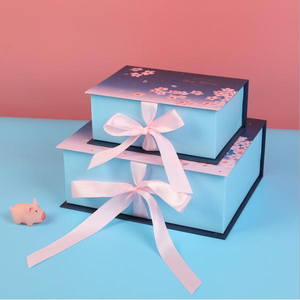 Повторно использованный младенец логотипа материалов изготовленный на заказ одевает коробки подарочной коробки установленные упаковывая с лентой