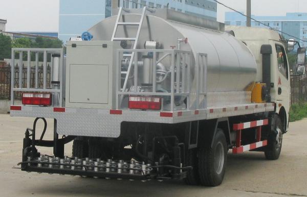 High Performance Bitumen Sprayer Truck , Asphalt Distributor Truck 6300x2080x2400 Mm