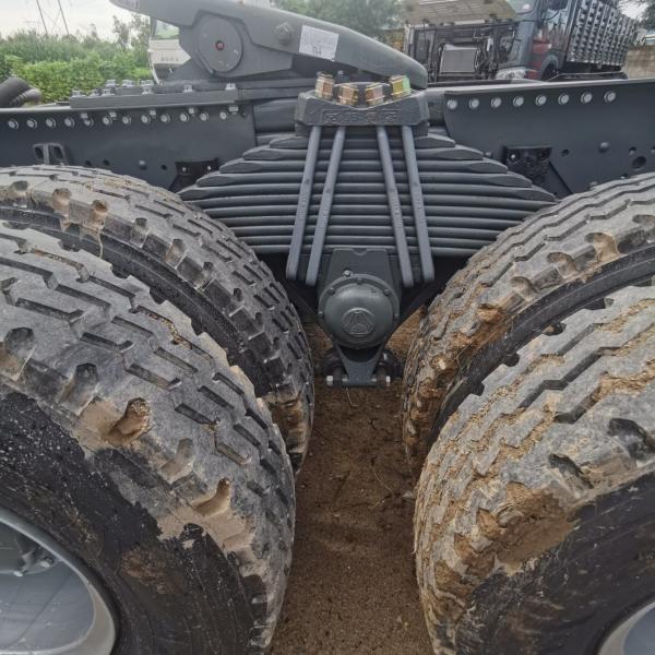 Customized Request Carbon Steel Cargo Box HOWO Tractor Truck with 1000L Fuel Tank