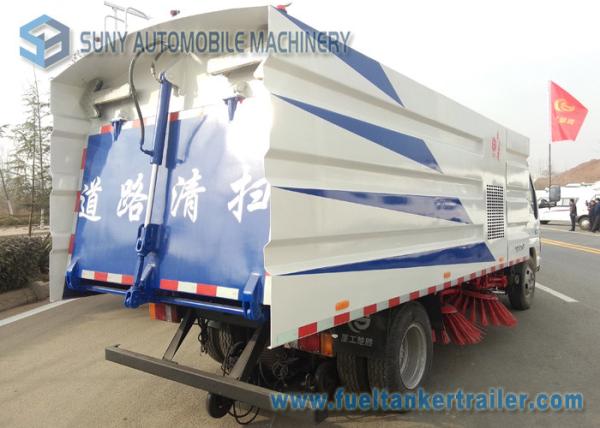 Isuzu 4000L 4000KG Dust Clear Road Sweeping Truck 4 X 2 88kw / 120hp