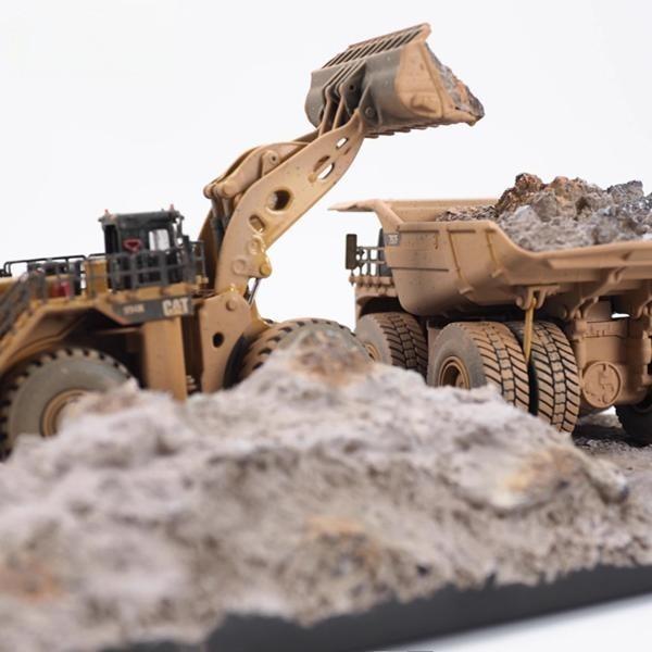 Diecast Masters 1/125 Scale Wheel Loader & Mining Dump Truck Muddy Scene Model Set 85762
