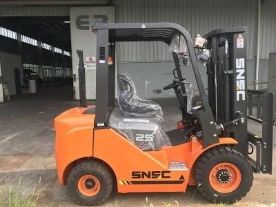 Caminhão de paletes movido por SNSC com capacidade de 2,5 toneladas, equipado com mudança lateral para uma operação suave