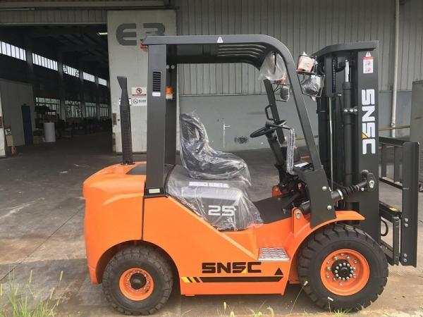 Caminhão de paletes movido por SNSC com capacidade de 2,5 toneladas, equipado com mudança lateral para uma operação suave
