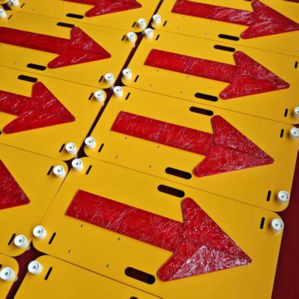 High Brightness Red LED Arrow Board Wall Mounted for Easy Mounting Solution