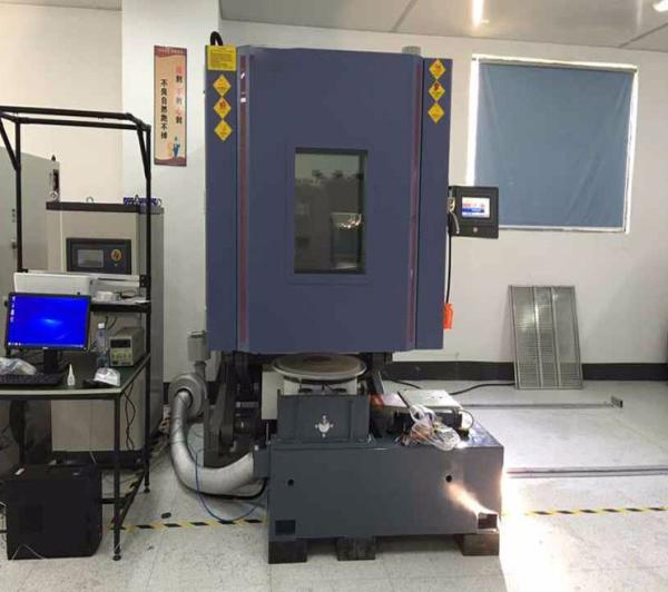 Máquina de ensayo de vibración de 6000kgf con cámara ambiental de 512L