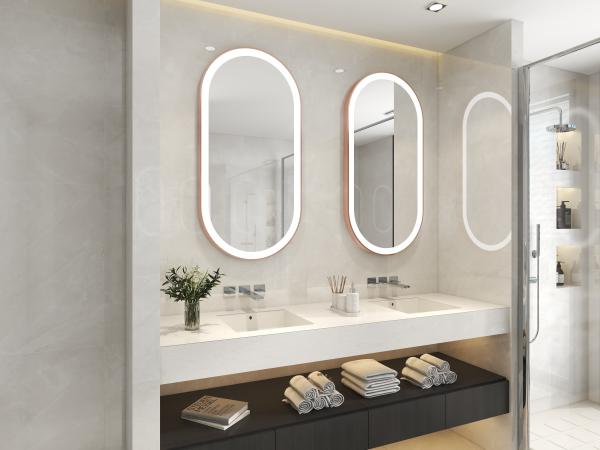 Un miroir de salle de bains en aluminium en or éclairé à LED pour un hôtel moderne