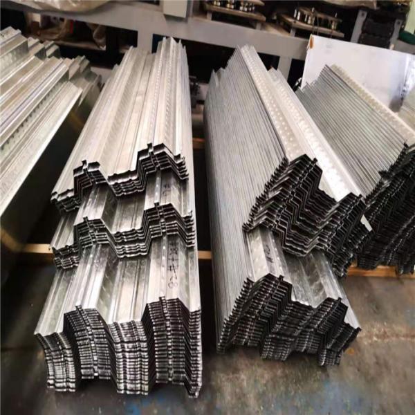 Piso de acero galvanizado compuesto de 60 perfiles de 1 mm de espesor
