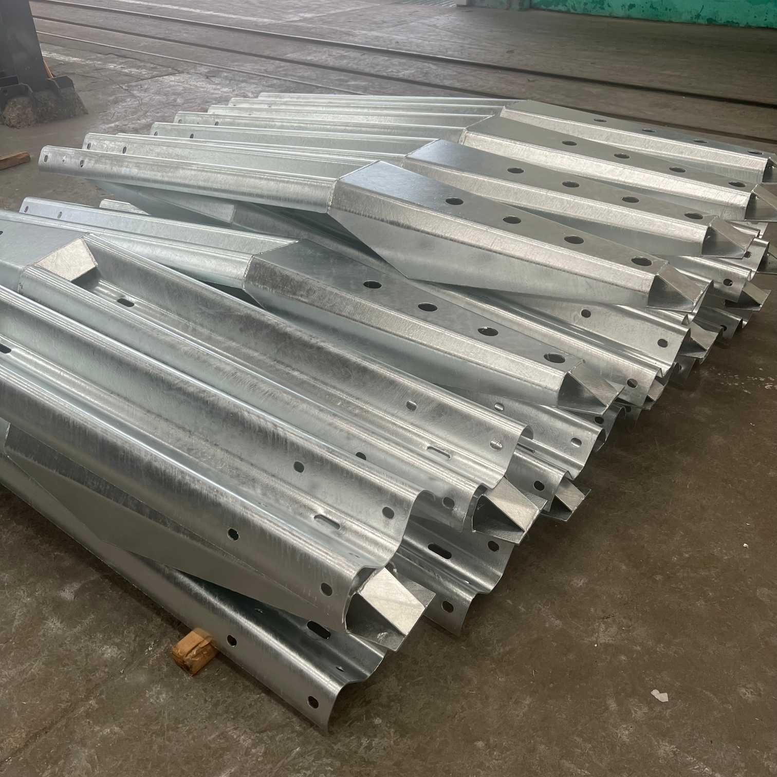 Hot Dip Galvanized W Beam Guardrail Highway Anti Collision W Beam Barrier