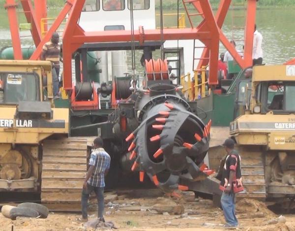 50kw ジェネレーターセット CSD500 450mm 海上 カッターヘッド 吸い込み砂掘削機 スパッド キャリッジとアンカリングブーム