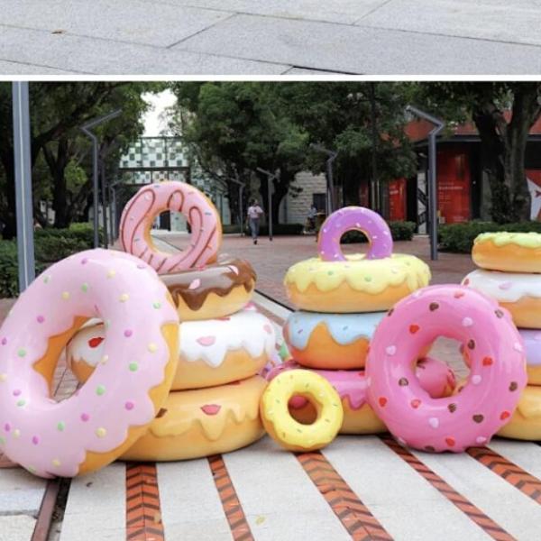 Eco-friendly Garden Decoration Life Size Fiberglass Ornament Model Outdoor Cartoon Rabbit Statue