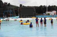 Machine extérieure de vague de piscine de vague de parc aquatique de fibre de verre pour le divertissement de famille