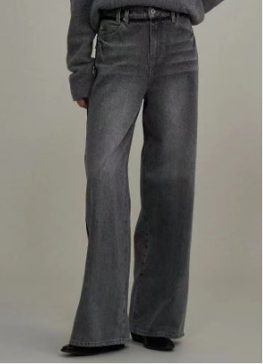 Loose-fit wide-leg design with a mid-high waist