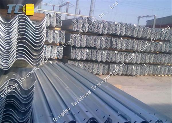 Barreira de segurança rodoviária de alta velocidade W Beam Guardrail Barreira de segurança do tráfego Barreira galvanizada de alta resistência