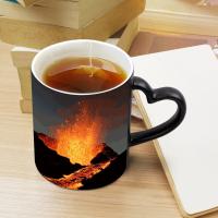 Copo de café de cerâmica sensível ao calor Copo de descoloração com alça em forma de coração Presentes caneca de mudança de calor