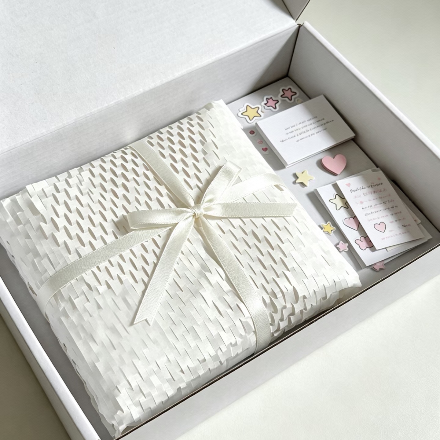 White Honeycomb Paper for Gift Box Inner Packaging – Expandable Cushioning for Premium Gifts