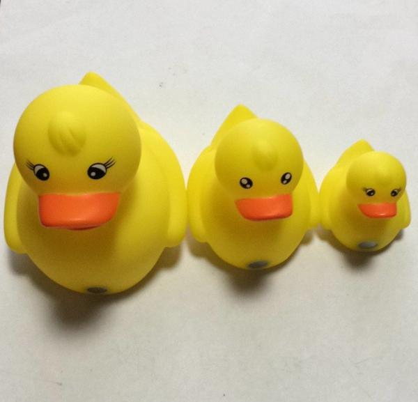 Yellow Floating Carnival Baby Rubber Duck Water Resistant With Magnecti Connector