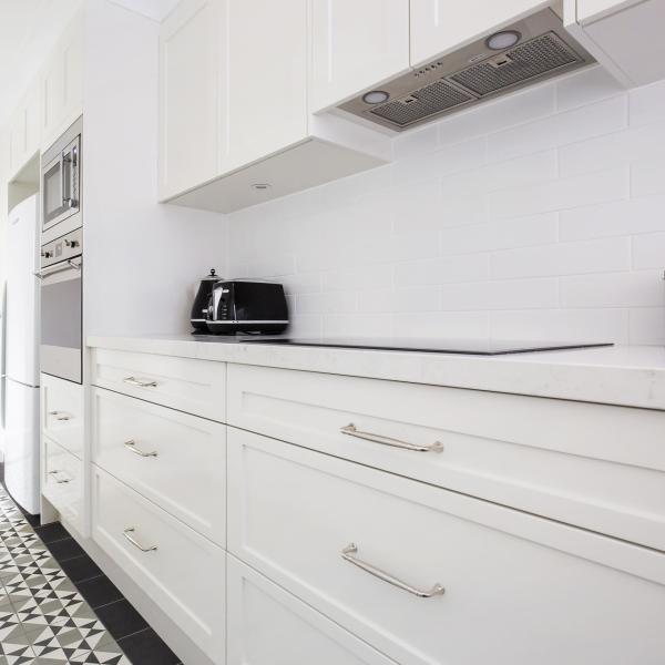 Modular Lacquer Kitchen Furniture Set White Shaker Door With Island Silver Handle