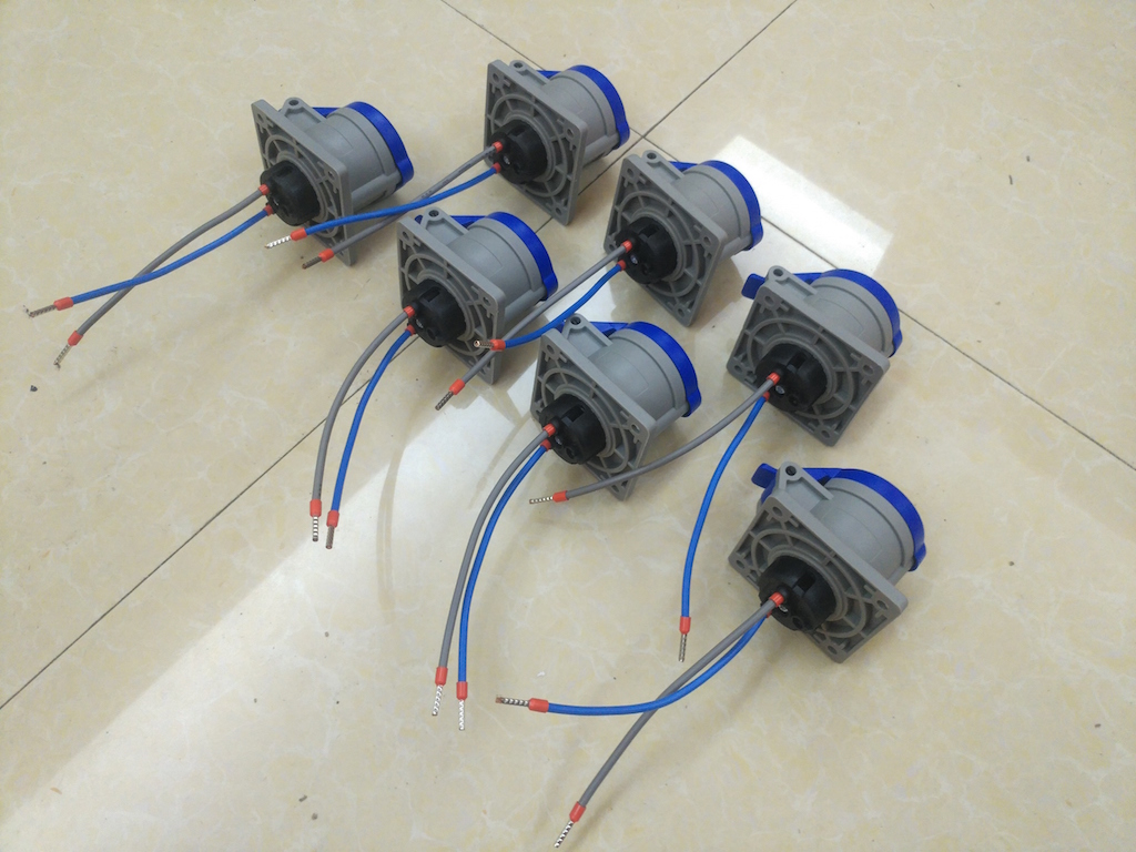 313 гнезда IP44 штепсельной вилки 3P 16A 220V прямых промышленных делают водостойким с голубой крышкой