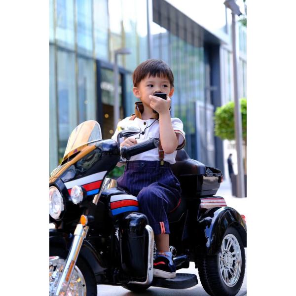 Дети едут на мотоцикле с моделью в красной краске