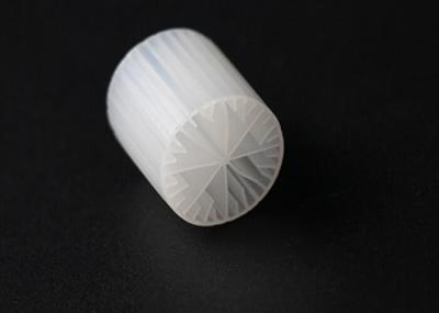 Material branco do HDPE do tamanho dos meios de filtro 15*15mm da cor MBBR para o tratamento de águas residuais