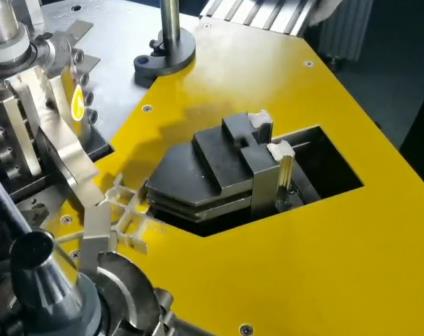 машина 140mm алюминиевая угловая гофрируя с журналом 3 инструментов