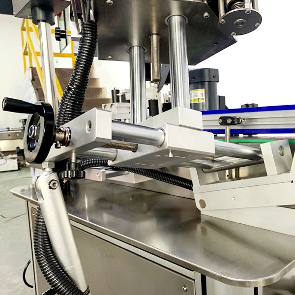 Two Head Automatic Bottle Labeling Machine Sauce And Olive Oil Bottle Label Applicator Machine For Glass Bottle