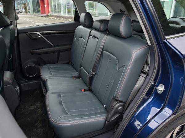180KM Midsize SUV Gasoline Vehicle 1.5L Displacement Excellent Performance Safe Car