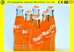 A água de soda/carbonatou a máquina de engarrafamento de vidro 2000BPH da bebida