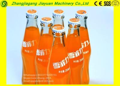 A água de soda/carbonatou a máquina de engarrafamento de vidro 2000BPH da bebida do suco do sabor