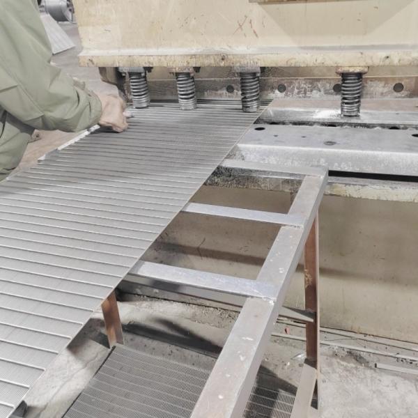 V Shaped Open Wire Stainless Steel Wedge Wire Mesh 6 M Length