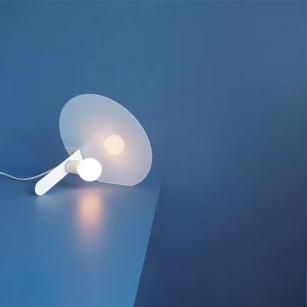 Lámpara de mesa redonda acrílica luz de dormitorio sala de estar luz decorativa nórdica simple lámpara de mesa moderna