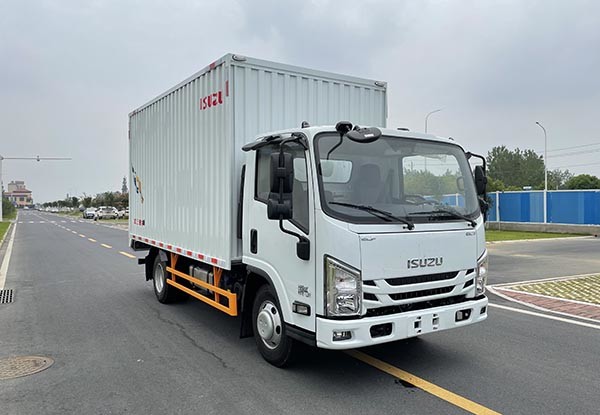 White Isuzu Insulated Truck 126HP 152HP Isuzu Box Vans Shipping Truck