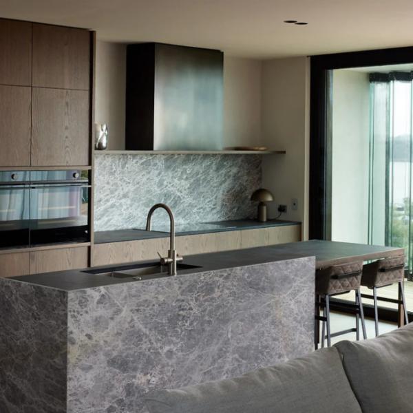 Custom Modern Style Quartz Countertop Kitchen Cabinet with Island Oak Wood Veneer Kitchen Cabinet