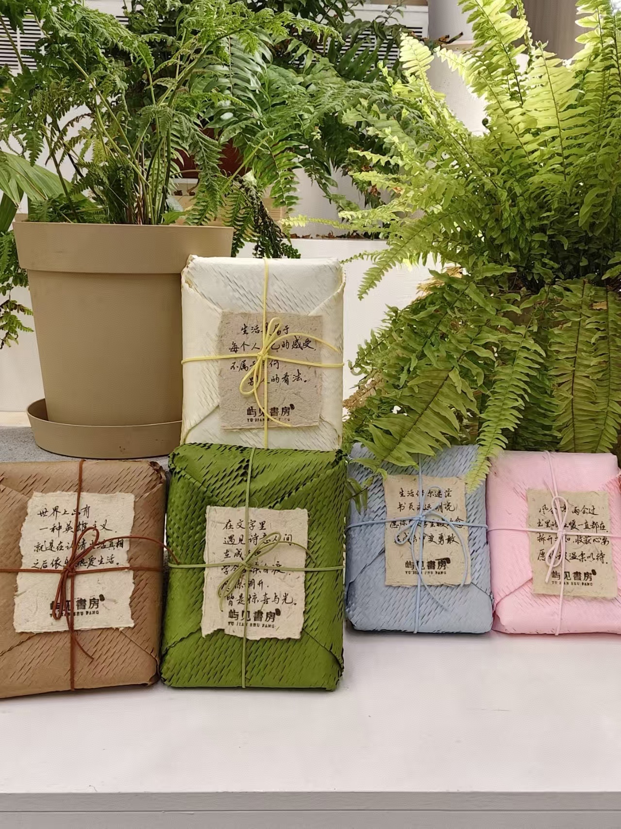 Green Honeycomb Paper Sleeve – Expandable Book Protector for Eco-Friendly & Nature Brands