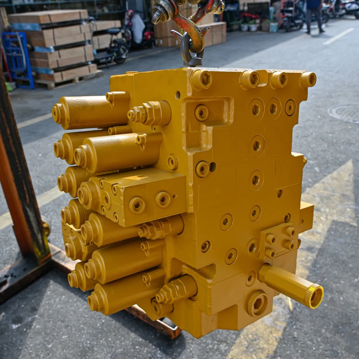 Excavator Hyundai R305-7 31N8-10110 XJBN-00242 Control Valve Assy