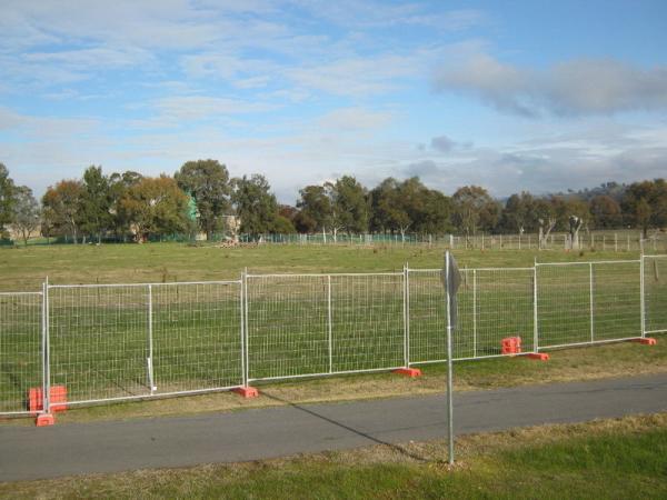 2.1m Tall Construction Safety Fence Panels , 75x100mm Mesh Portable Security Fence