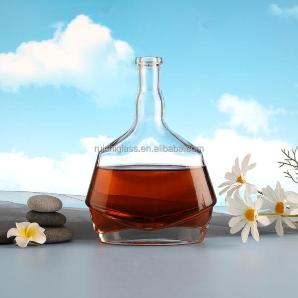 Специально сделанные бутылки для бренди и водки с пробкой