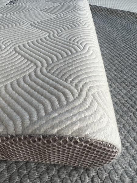 Skin Friendly Contoured Memory Foam Pillow Moisture Absorbent Cervical Contour Pillow