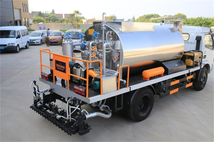Автомобиль-распределитель Asphalt Fortius HOWO 4X2 Шасси 5000L 3000L Для дорожного строительства