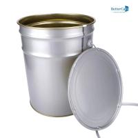 O metal que decora a pintura pode arredondar cinco cubetas do galão com tampas