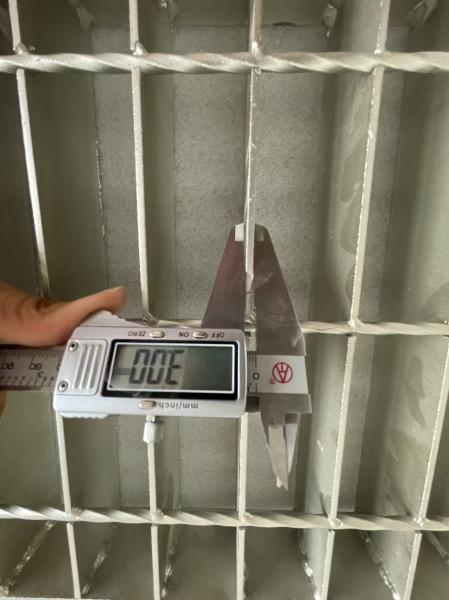 Rejas de pasarelas metálicas galvanizadas / Rejas de pasarelas industriales ancho 1,2 m