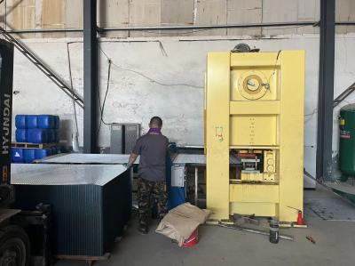 opération simple perforée de la machine 220mesh/min 380V en métal de 1250mm
