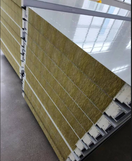 Panneau de sandwich en polyuréthane ignifuge et hydrofuge de catégorie A